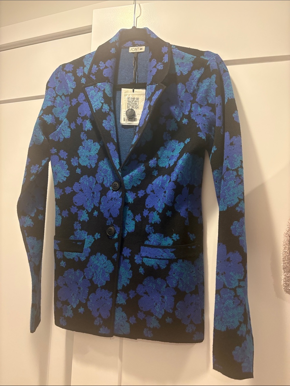 Point company . Black & Blue Floral Knit Blazer
